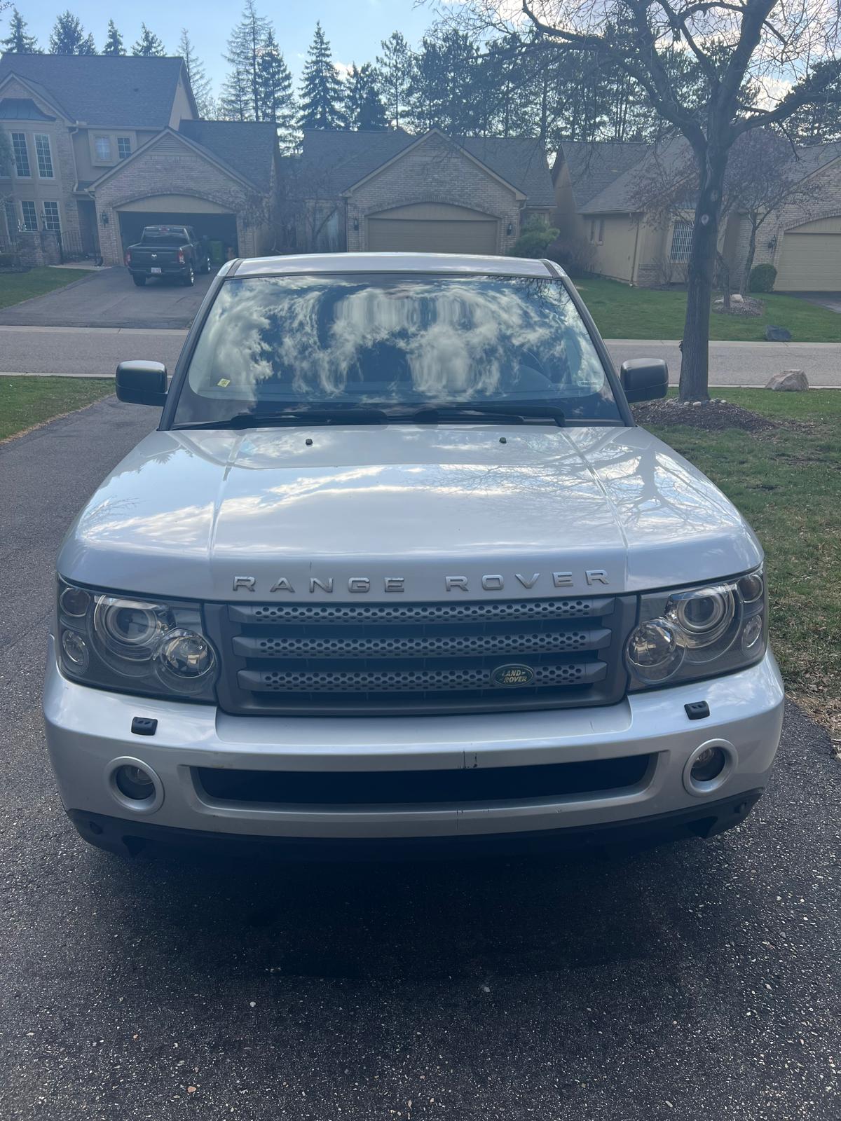 Silver Range Rover Sport HSE, front view