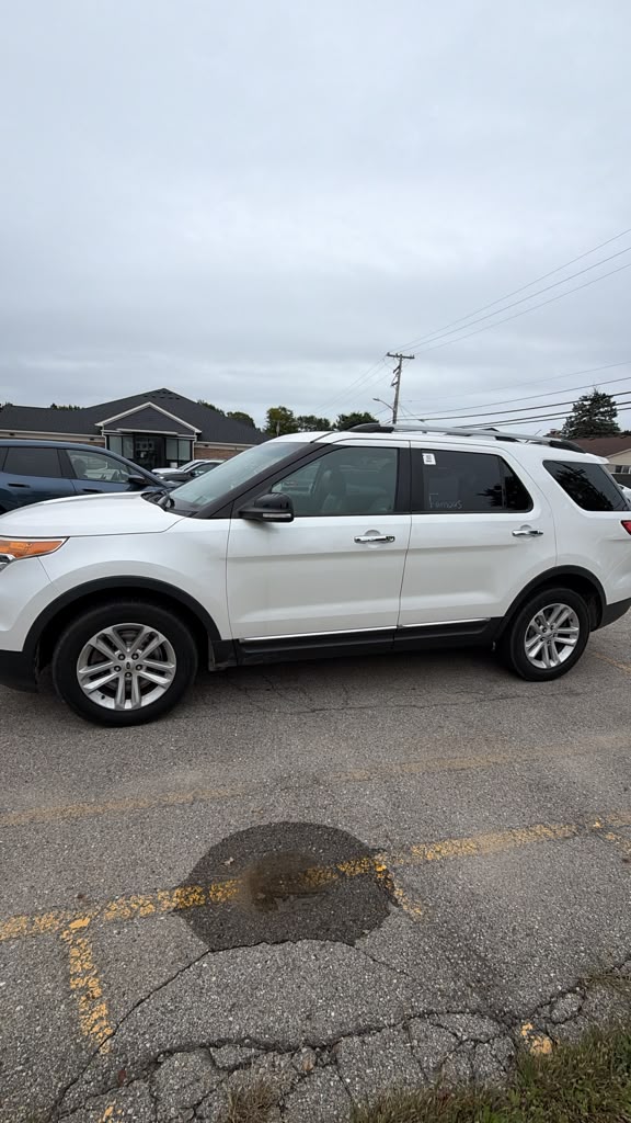White Ford Explorer, side view
